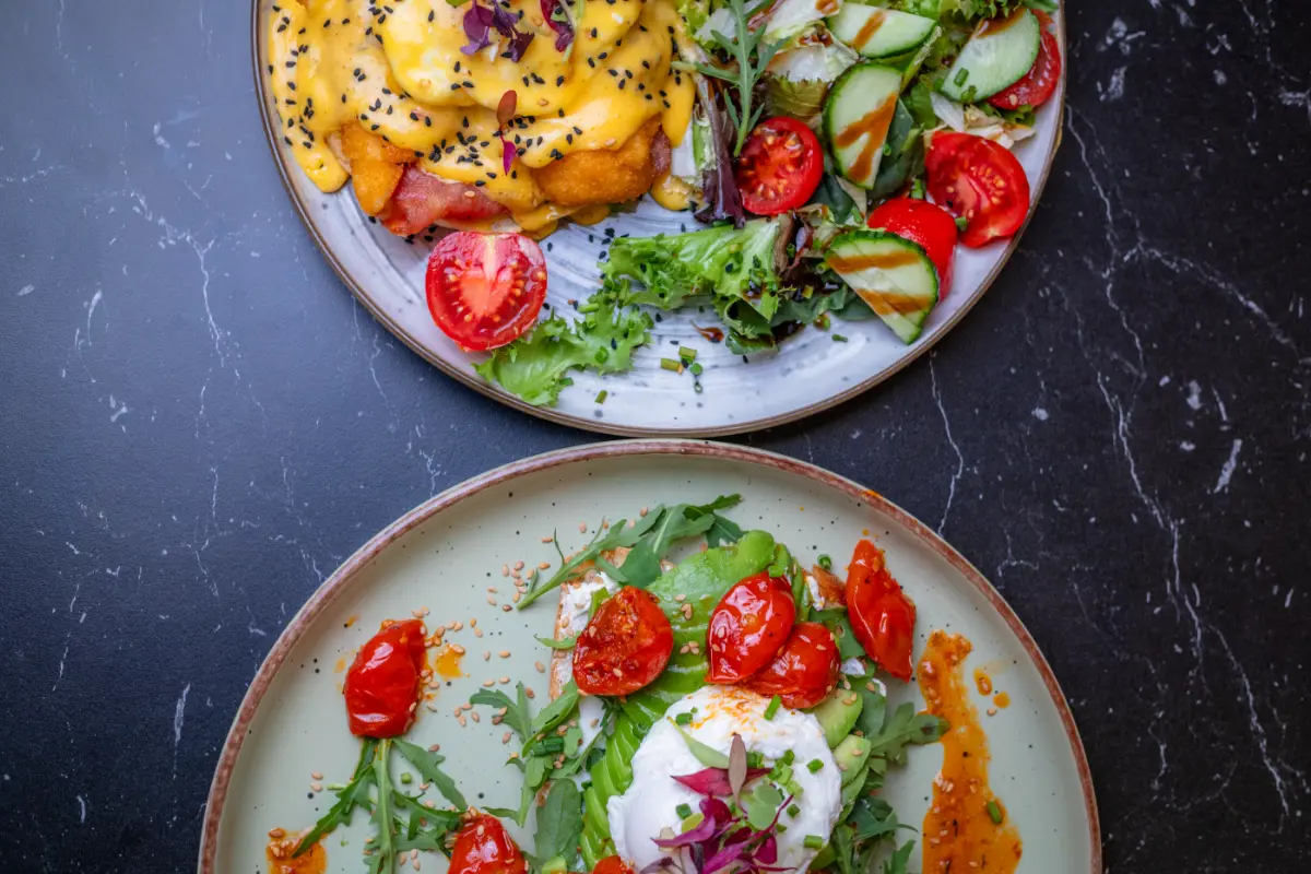 Huevos Benedictinos en Barcelona Imperio Brunch mejor plato de brunch versión mini con ensalada y otra ensalada con queso Burrata